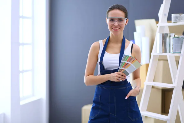 Feliz bela jovem fazendo pintura de parede — Fotografia de Stock