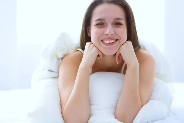 Mulher bonita deitada em sua cama em casa — Fotografia de Stock