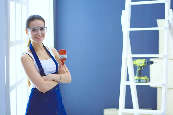 Happy beautiful young woman doing wall painting — Stock Photo, Image