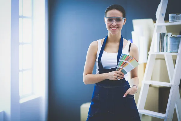 Joyeux belle jeune femme faisant de la peinture murale — Photo