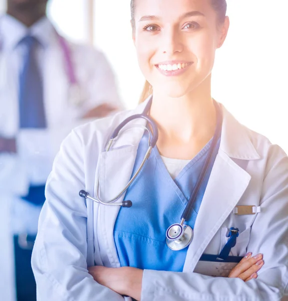 Duas mulheres médicas olhando para raios-x em um hospital. — Fotografia de Stock