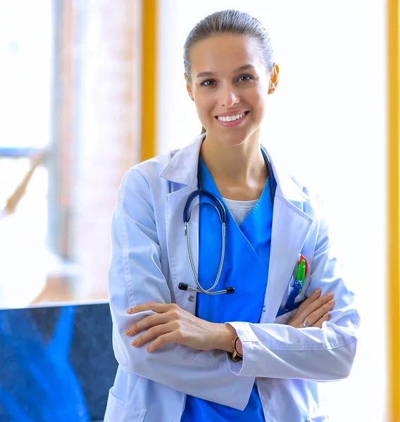 Kobieta doktor stojąca przy oknie w szpitalu. Kobieta lekarz — Zdjęcie stockowe