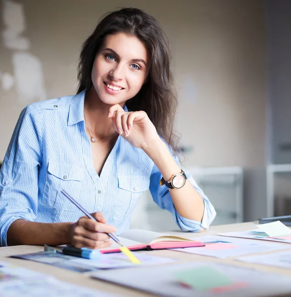 Une jeune femme assise à la table du bureau. Jeune femme . — Photo