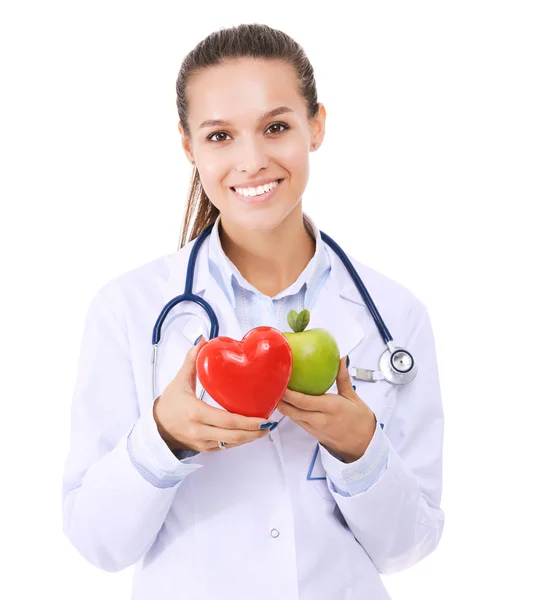 Bella sorridente medico femminile con cuore rosso e mela verde. Donna medico — Foto Stock