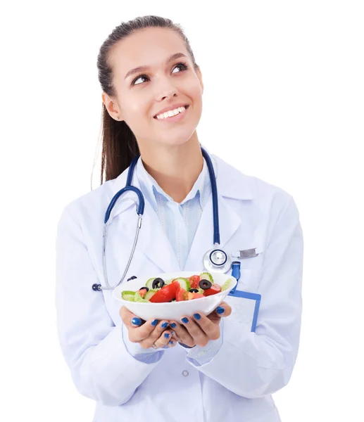一个漂亮的女医生拿着一个盛新鲜蔬菜的盘子的画像。女医生. — 图库照片