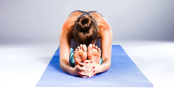 Retrato de una deportista haciendo ejercicio de estiramiento de yoga. yoga —  Fotos de Stock