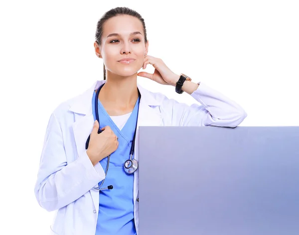 Una doctora con una cartelera en blanco. Mujer doctora — Foto de Stock