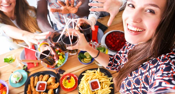 Gruppe von Menschen beim Selfie während des Mittagessens. Selbst. Freunde. Freunde werden zum Essen fotografiert — Stockfoto