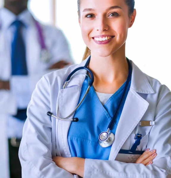 Due donne mediche che guardano le radiografie in un ospedale. — Foto Stock