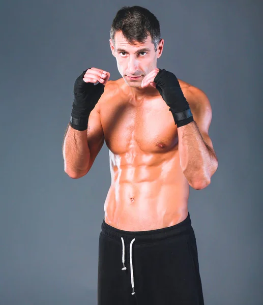 Ritratto di mano che avvolge mezzo pugile nudo. Istruttore di fitness personale. Formazione personale . — Foto Stock