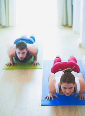 Beyaz arka plan üzerinde yoga konumda genç sağlıklı Çift