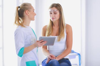 Kaşlar için kalıcı makyaj. Güzellik salonunda kalın kaşlı güzel bir kadın..