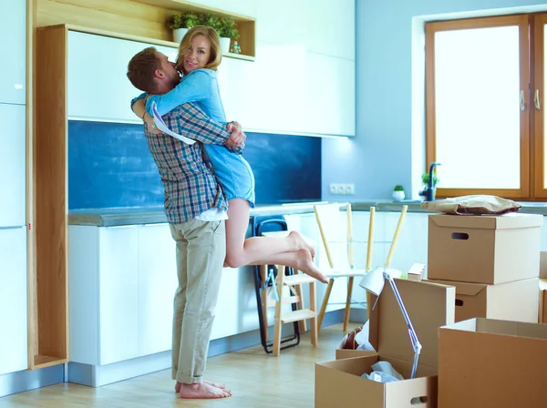Retrato de una joven pareja mudándose a un nuevo hogar. Pareja joven —  Fotos de Stock
