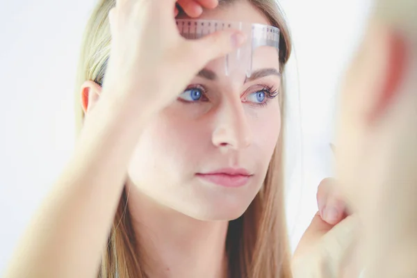 Permanente make-up voor wenkbrauwen. Close-up van mooie vrouw met dikke wenkbrauwen in schoonheidssalon. — Stockfoto