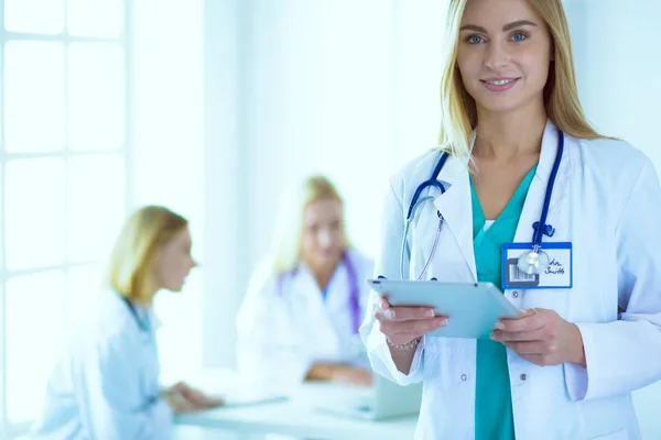 내과에서 보조 판을 손에 들고 있는 젊은 여성 의사의 사진 — 스톡 사진