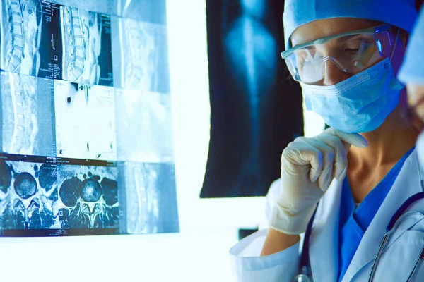 Dos mujeres médicas que miran rayos X en un hospital. — Foto de Stock