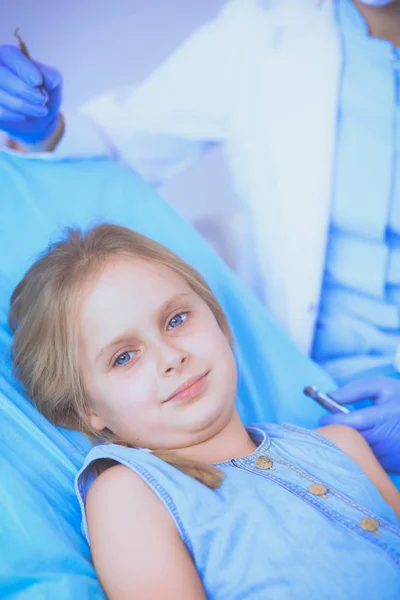 Niña sentada en el consultorio de dentistas. — Foto de Stock