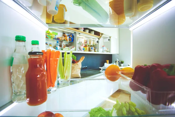 Открытый холодильник со свежими фруктами и овощами. Открытый холодильник — стоковое фото