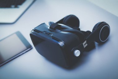 Bilgisayarlı sanal gerçeklik gözlükleri. İş. 3D teknoloji