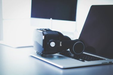 Bilgisayarlı sanal gerçeklik gözlükleri. İş. 3D teknoloji