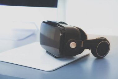 Bilgisayarlı sanal gerçeklik gözlükleri. İş. 3D teknoloji