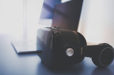 Bilgisayarlı sanal gerçeklik gözlükleri. İş. 3D teknoloji