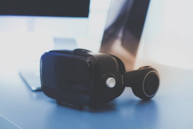 Bilgisayarlı sanal gerçeklik gözlükleri. İş. 3D teknoloji