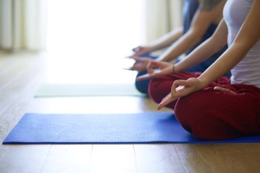 Beyaz arka plan üzerinde yoga konumda genç sağlıklı Çift