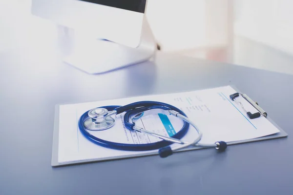 医療機器:白い背景に青い聴診器とタブレット。医療機器 — ストック写真