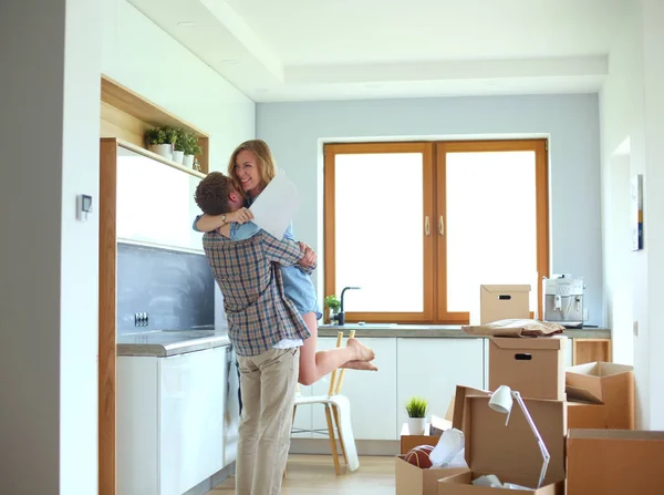 Retrato de una joven pareja mudándose a un nuevo hogar. Pareja joven — Foto de Stock