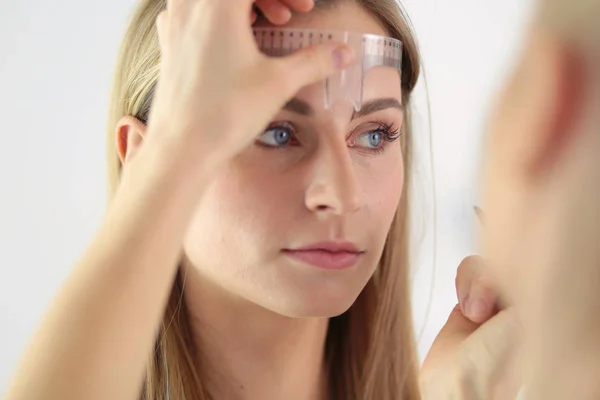 Permanente make-up voor wenkbrauwen. Close-up van mooie vrouw met dikke wenkbrauwen in schoonheidssalon. — Stockfoto