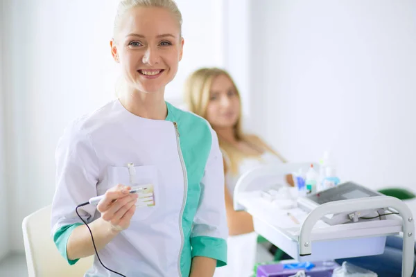 Trvalý make-up na obočí. Detailní záběr krásné ženy s hustým obočím v salonu krásy. — Stock fotografie