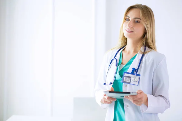 Retrato de una joven doctora, con almohadillas en la mano, en un consultorio médico —  Fotos de Stock