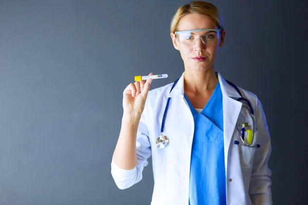 Científica o doctora en medicina o investigación usando un tubo de ensayo de una solución transparente en un laboratorio o laboratorio . — Foto de Stock