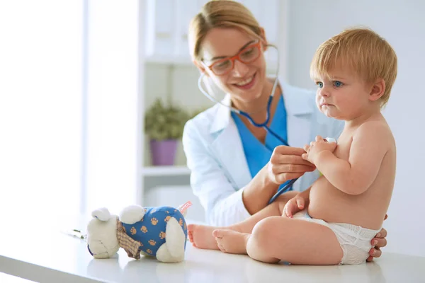 Női orvos hallgat gyerek sztetoszkóppal a klinikán — Stock Fotó