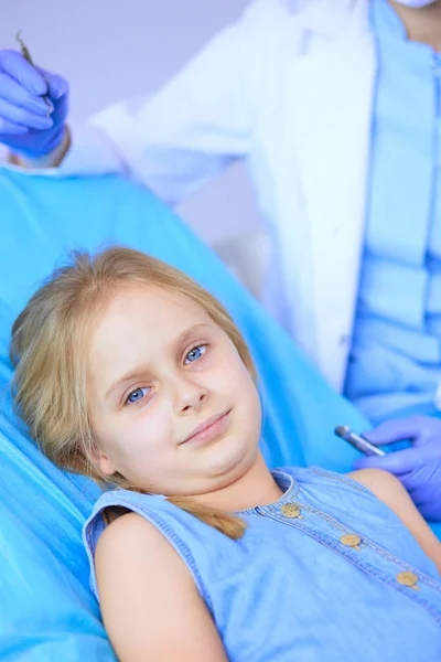坐在牙医办公室里的小女孩. — 图库照片
