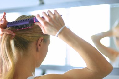 güzel genç kız temiz bir cilt bir el ile bir yanak dokunur.