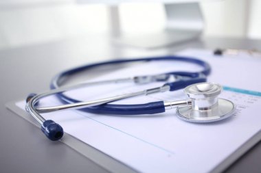 Tıbbi ekipman: Beyaz arka planda mavi steteskop ve tablet. Tıbbi ekipman