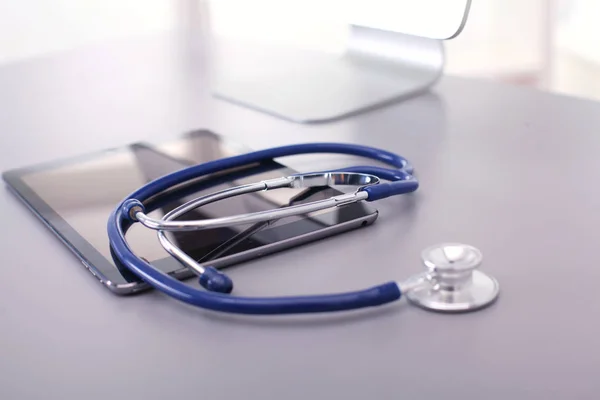 Медичне обладнання: синій стетоскоп і планшет на білому тлі. Медичне обладнання — стокове фото