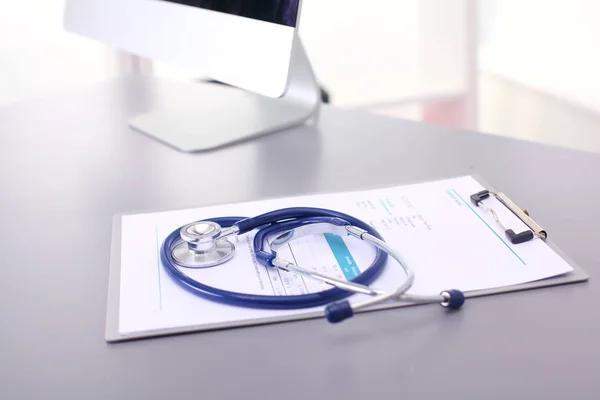 Matériel médical : stéthoscope bleu et comprimé sur fond blanc. Matériel médical — Photo