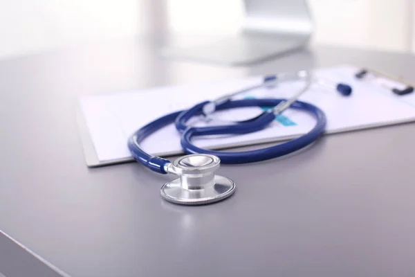 Orvosi felszerelés: kék sztetoszkóp és tabletta fehér alapon. Orvosi felszerelés — Stock Fotó