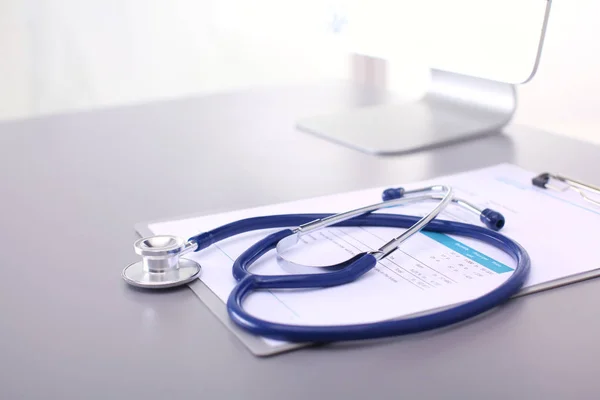 Orvosi felszerelés: kék sztetoszkóp és tabletta fehér alapon. Orvosi felszerelés — Stock Fotó