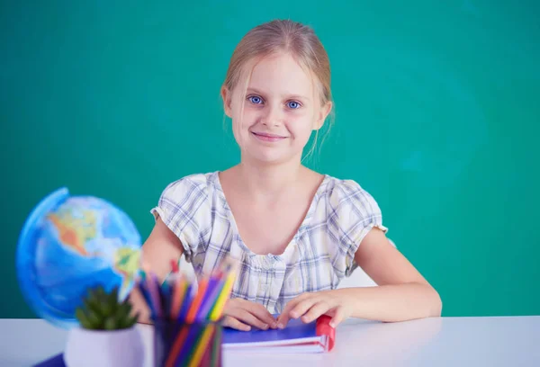 Chica estudiando en el escritorio, sentada en el escritorio . —  Fotos de Stock