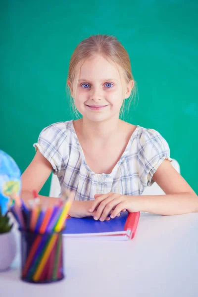 Chica estudiando en el escritorio, sentada en el escritorio . —  Fotos de Stock