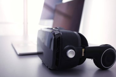 Bilgisayarlı sanal gerçeklik gözlükleri. İş. 3D teknoloji