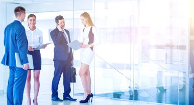 Grup iş adamları toplantı sırasında dizüstü bilgisayar ile sunum yapıyor. Grup iş adamları