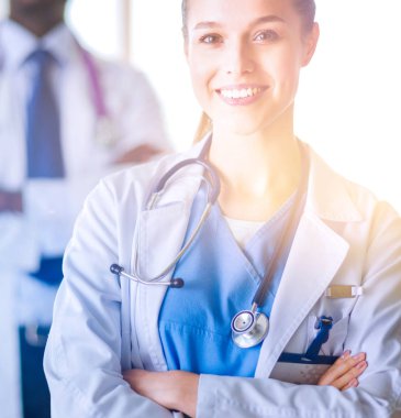 Hastanede röntgen çektiren iki kadın doktor..