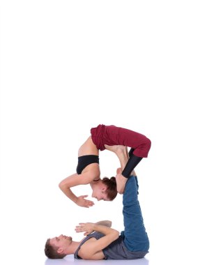 Genç atletik çift pratik acroyoga. Çiftinde Dengeleme