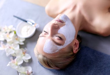 Yüz maskesi. Güzel genç kız Spa, makyajcısı kadın yüz maskesi uygulama