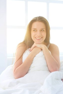 Onun baş ve kulaklar yastık ile kapsayan genç Kafkas kadın